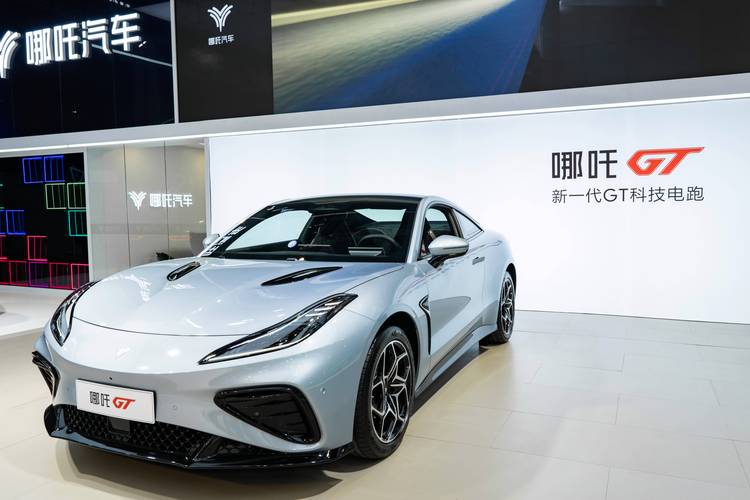 佛山24哪吒汽车在智能汽车领域的表现，领途汽车在新能源汽车市场中的影响力